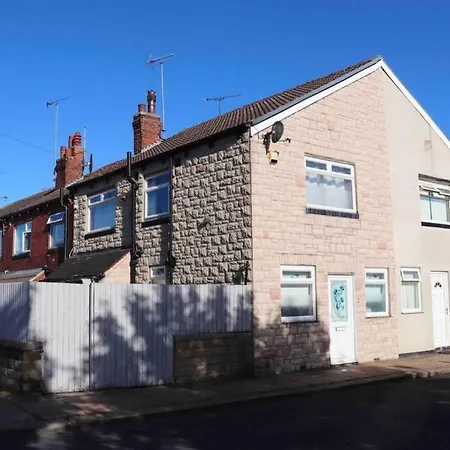 Ferienhaus Cheerful 2 Bedroom Residential - Free Parking Leeds (West Yorkshire)