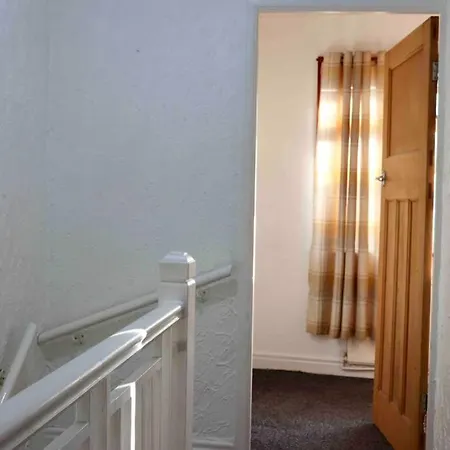 Ferienhaus Cheerful 2 Bedroom Residential - Free Parking Leeds (West Yorkshire)