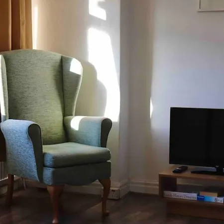 Ferienhaus Cheerful 2 Bedroom Residential - Free Parking Leeds (West Yorkshire)