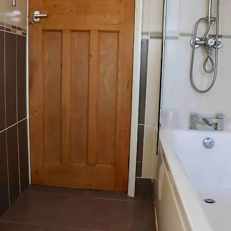 Ferienhaus Cheerful 2 Bedroom Residential - Free Parking *
