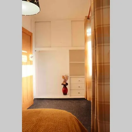 Ferienhaus Cheerful 2 Bedroom Residential - Free Parking Leeds (West Yorkshire)