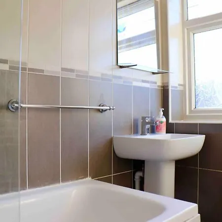 Ferienhaus Cheerful 2 Bedroom Residential - Free Parking Leeds (West Yorkshire)