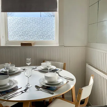Ferienhaus Cheerful 2 Bedroom Residential - Free Parking *