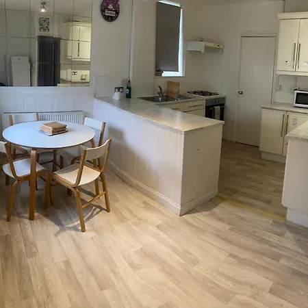 Cheerful 2 Bedroom Residential - Free Parking Ferienhaus *
