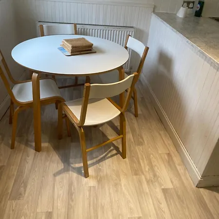 Ferienhaus Cheerful 2 Bedroom Residential - Free Parking *