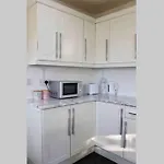 Cheerful 2 Bedroom Residential - Free Parking Holiday home *