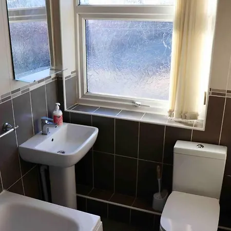Cheerful 2 Bedroom Residential - Free Parking Leeds (West Yorkshire)