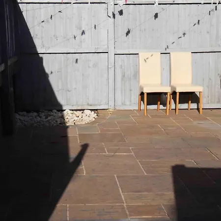 Vakantiehuis Cheerful 2 Bedroom Residential - Free Parking *