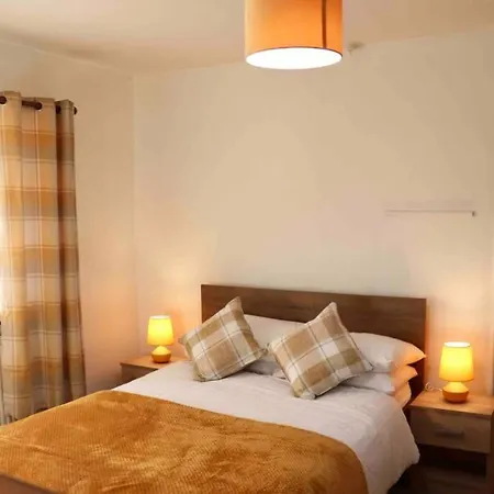 Feriehus Cheerful 2 Bedroom Residential - Free Parking Leeds (West Yorkshire)