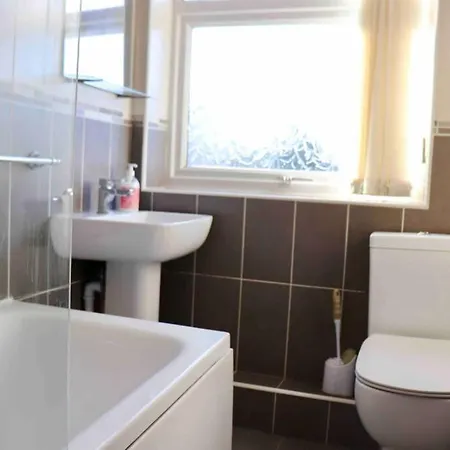 Cheerful 2 Bedroom Residential - Free Parking Feriehus