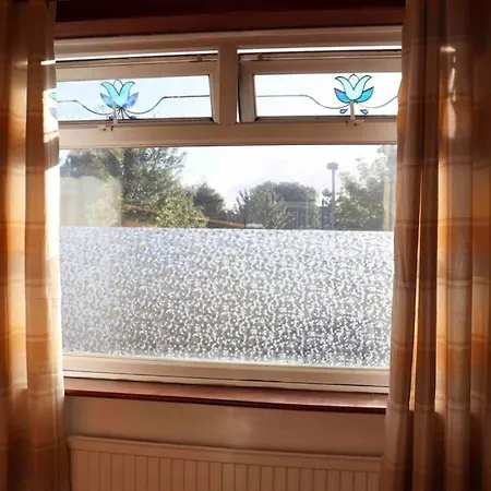 Cheerful 2 Bedroom Residential - Free Parking Holiday home *