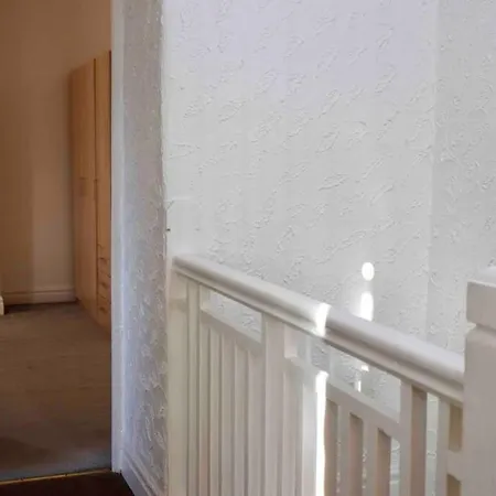 Cheerful 2 Bedroom Residential - Free Parking Vakantiehuis Leeds (West Yorkshire)