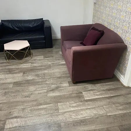 Vakantiehuis Cheerful 2 Bedroom Residential - Free Parking *