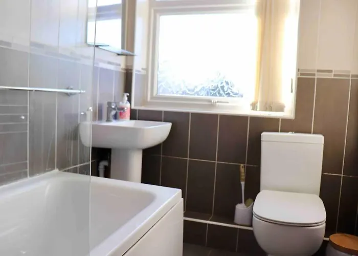 Cheerful 2 Bedroom Residential - Free Parking Holiday home