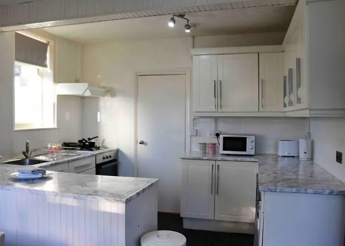 Cheerful 2 Bedroom Residential - Free Parking *