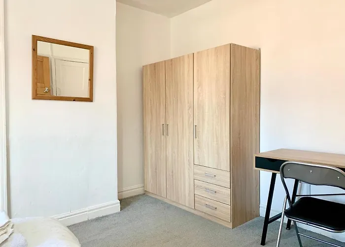 Cheerful 2 Bedroom Residential - Free Parking Holiday home *