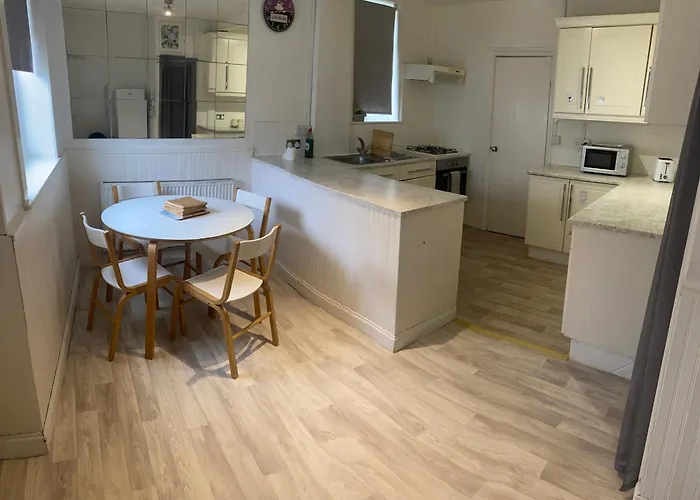 Cheerful 2 Bedroom Residential - Free Parking Holiday home *