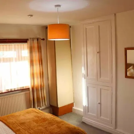 Cheerful 2 Bedroom Residential - Free Parking לידס