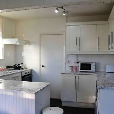 Cheerful 2 Bedroom Residential - Free Parking *