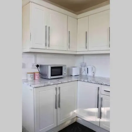 Cheerful 2 Bedroom Residential - Free Parking Feriehus *