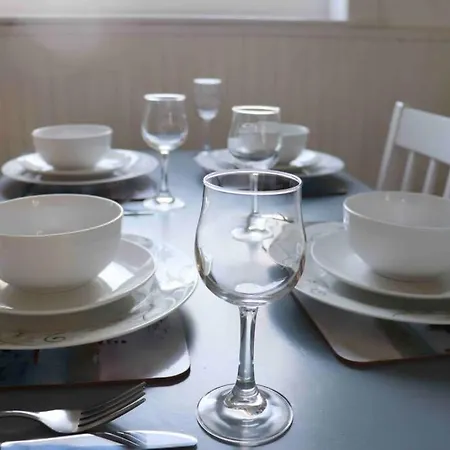 Cheerful 2 Bedroom Residential - Free Parking * לידס