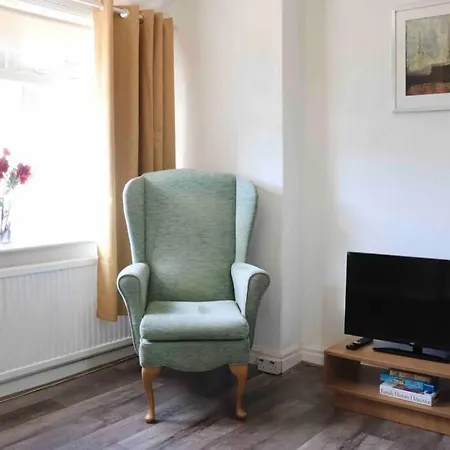 בית נופש Cheerful 2 Bedroom Residential - Free Parking לידס