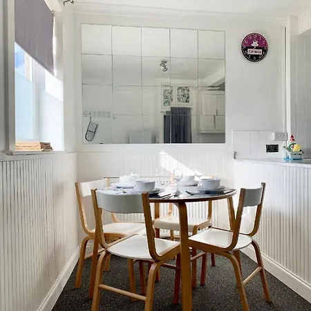 Cheerful 2 Bedroom Residential - Free Parking *